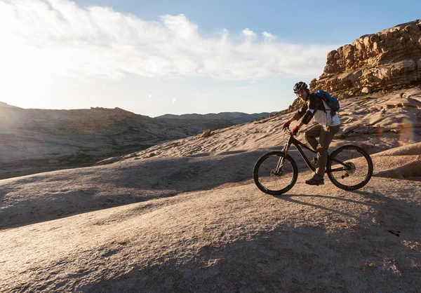 Bicicletta per una pietra meravigliosa per paesaggio ultraterreno — Foto Stock