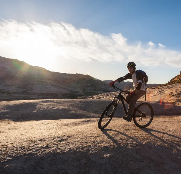 Bicicletta per una pietra meravigliosa per paesaggio ultraterreno — Foto Stock