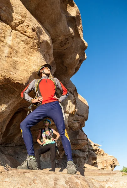 People in the mountains contemplates stone landscape at sunset — Stock Photo, Image