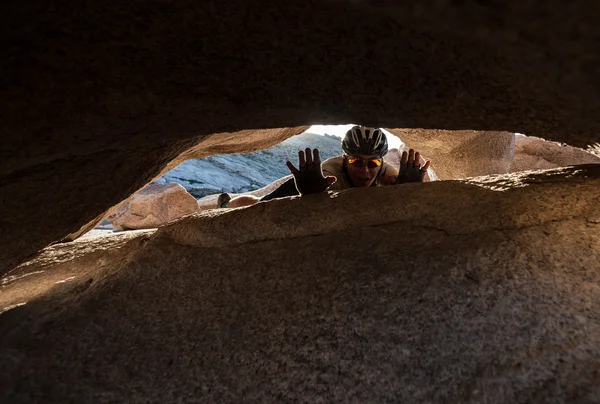 People in underground caves - it's very interesting attraction — Stock Photo, Image