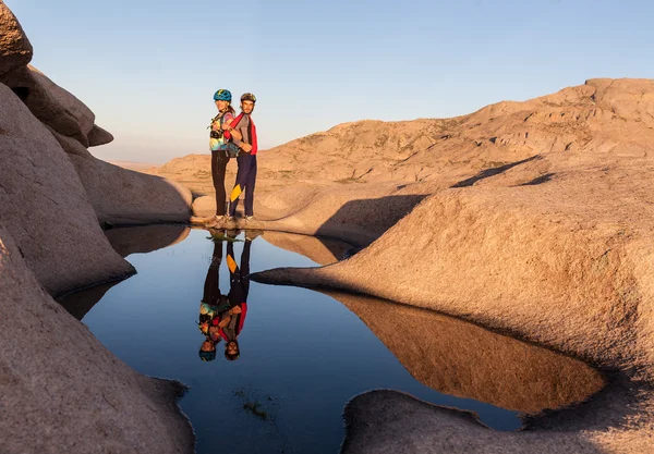 Liebendes Paar bewundert die Schönheit der Natur — Stockfoto