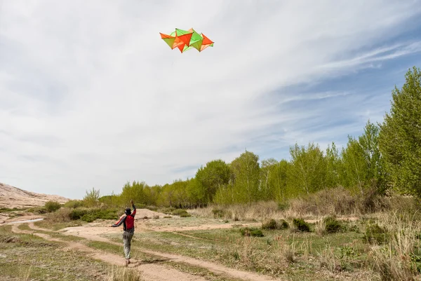 La gente en la naturaleza comienza a volar cometa — Foto de Stock