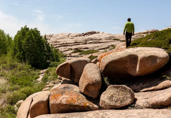 La gente en las montañas contempla el paisaje de piedra al atardecer —  Fotos de Stock