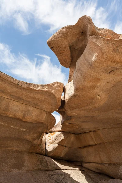Cavité fissurée pittoresque dans les roches — Photo