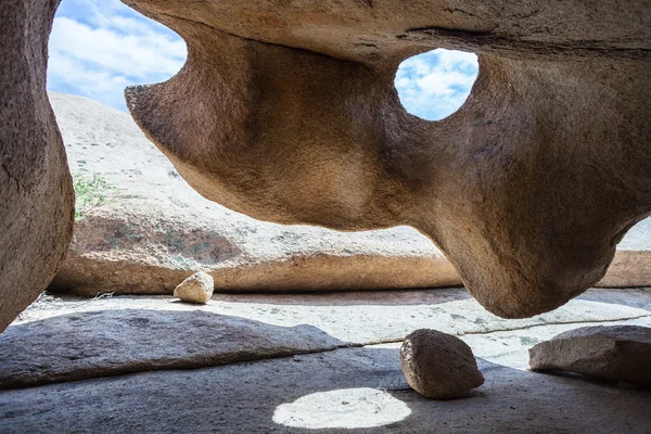 Aussichtsreiche Risshöhle in den Felsen — Stockfoto