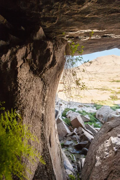 Cavidad de grieta escénica en las rocas — Foto de Stock