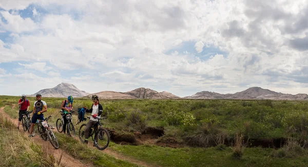 Andar de bicicleta por uma pedra maravilhosa para - paisagem sobrenatural — Fotografia de Stock