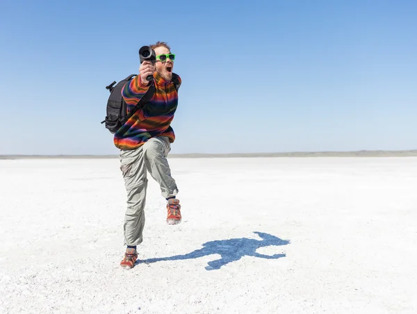 Photographer walks in the mountains and photographs neighborhood — Stock Photo, Image