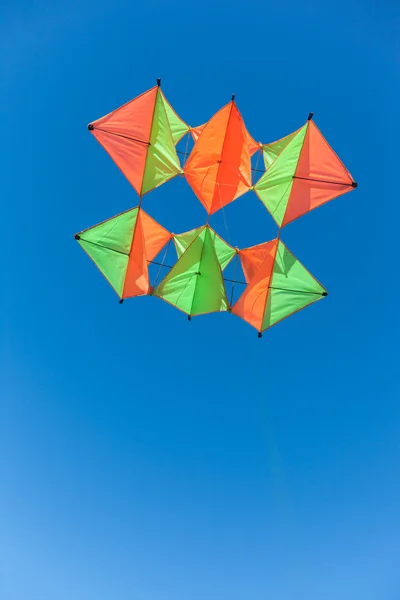 Αρχίζουν οι άνθρωποι στη φύση που φέρουν kite — Φωτογραφία Αρχείου