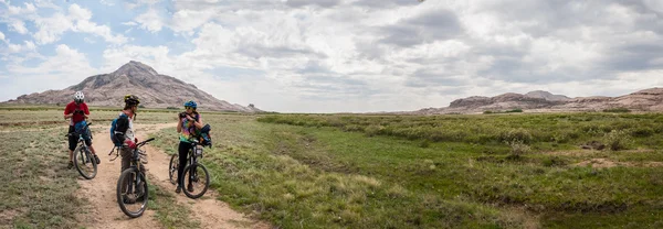 Поездка на велосипеде в поисках чудесного камня для - неземного пейзажа — стоковое фото