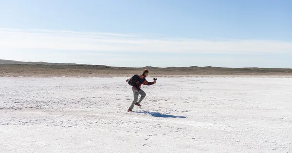 As pessoas praticam esportes no deserto correr e saltar — Fotografia de Stock