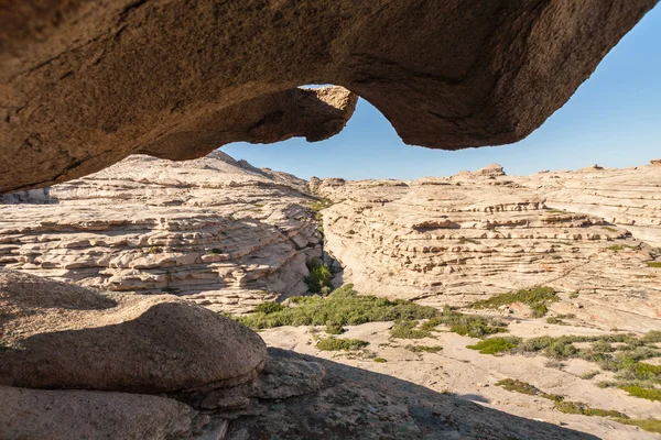 Scenic crack cavity in the rocks — Stock Photo, Image