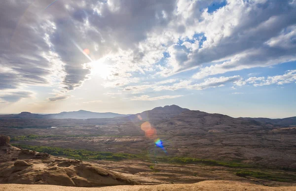 Erstaunliche Schönheit der Berge bei Sonnenuntergang — Stockfoto