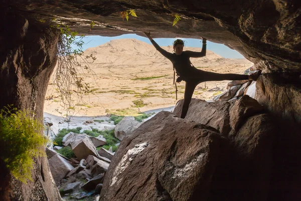 Les gens dans les grottes souterraines - c'est une attraction très intéressante — Photo