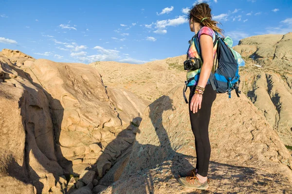 Les gens dans les montagnes contemplent un paysage de pierre au coucher du soleil — Photo