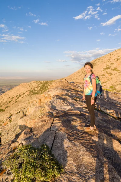 Les gens dans les montagnes contemplent un paysage de pierre au coucher du soleil — Photo