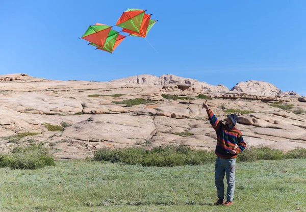 在自然的人开始飞行的风筝 — 图库照片
