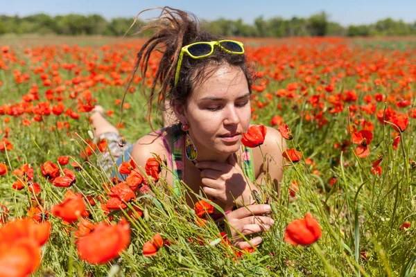 Ein Mann liegt auf dem Gras in Blumen — Stockfoto