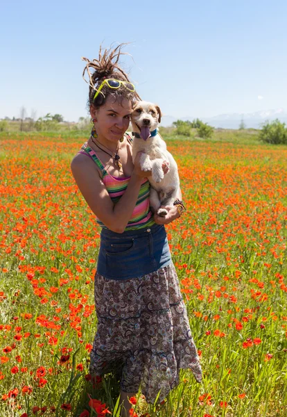 Un uomo sdraiato sull'erba nei fiori — Foto Stock