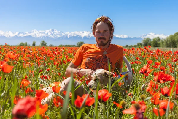 Muž leží na trávě v květech — Stock fotografie