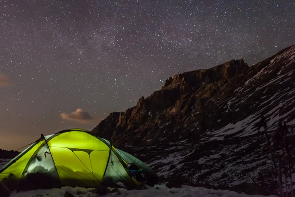 Night camping under the stars Mountains — Stock Photo, Image