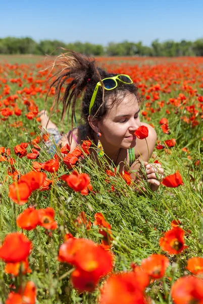 En man som ligger på gräset i blommor — Stockfoto