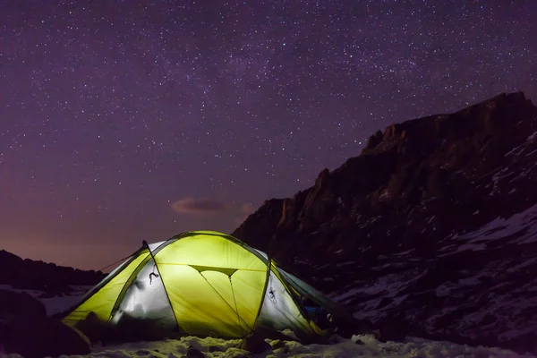 Noche acampando bajo las estrellas Montañas — Foto de Stock