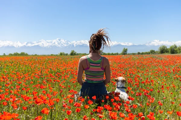 En man som ligger på gräset i blommor — Stockfoto