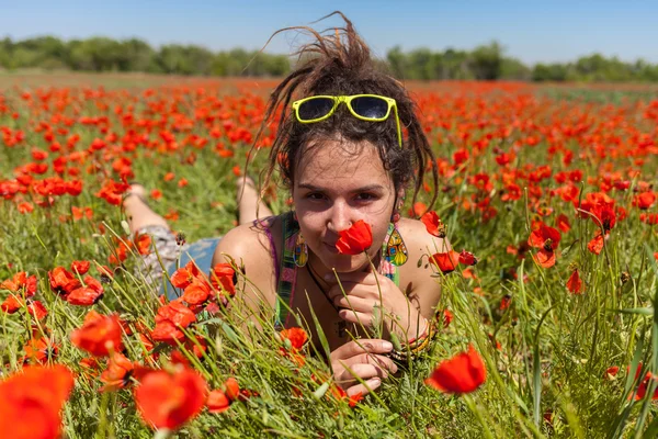 Een man die liggen op het gras in bloemen — Stockfoto