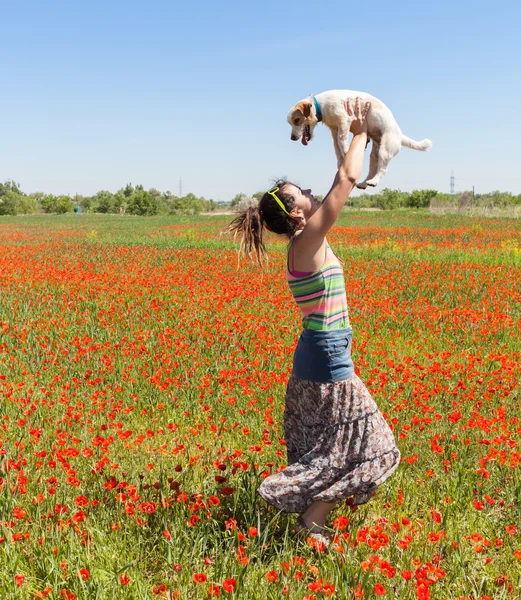 Folk spelar med hund på de vilda tulpanerna — Stockfoto