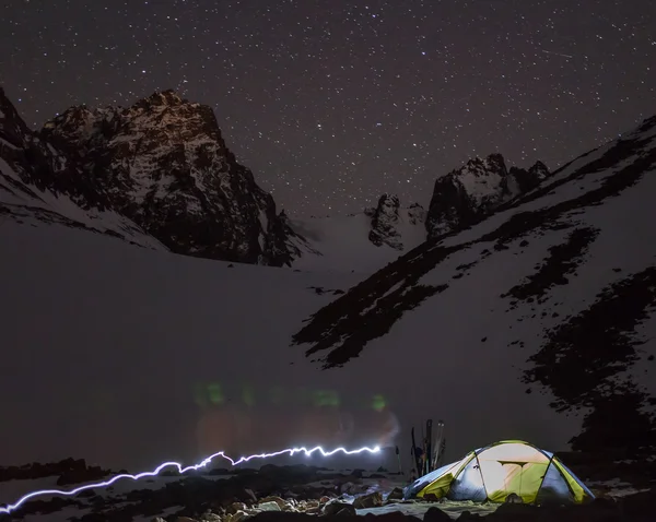 Noche acampando bajo las estrellas Montañas — Foto de Stock