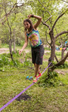 insan doğası üzerine sling ve dinlenme - slackline yürümek