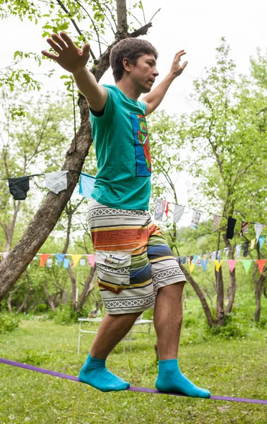 People on the nature walk in the sling and rest - Slackline — Stock Photo, Image