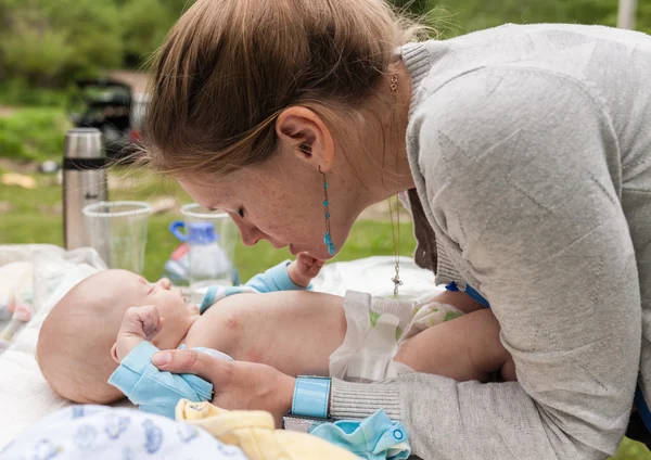 Mom and her little baby on nature — Stock Photo, Image