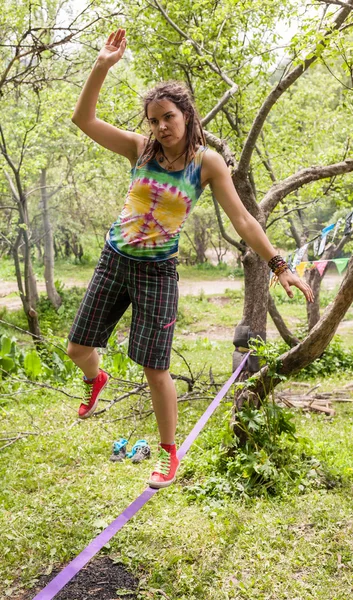 People on the nature walk in the sling and rest - Slackline — Stock Photo, Image