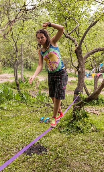 People on the nature walk in the sling and rest - Slackline — Stock Photo, Image