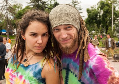 젊은 가족 휴식 자연-피크닉