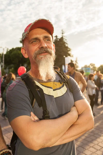 Persone in abiti luminosi con bandiera pacifista — Foto Stock