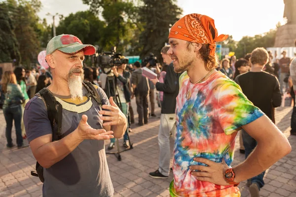 People in bright clothes with pacifist flag — Stock Photo, Image