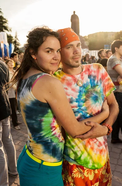 Gente con ropa brillante con bandera pacifista — Foto de Stock