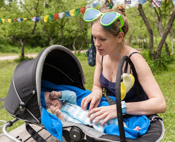 Mamma och hennes lilla bebis på naturen — Stockfoto