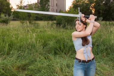 büyük bir kılıç ile kırılgan kız