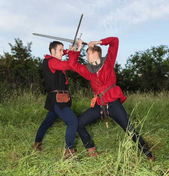 Knights fighting with swords in the last rays of the sun — Stock Photo, Image