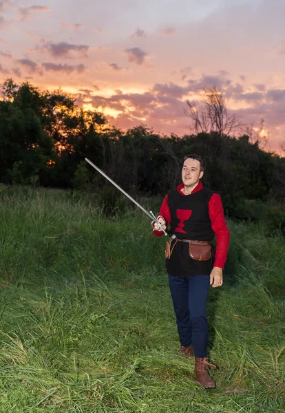 Cavaleiros lutando com espadas nos últimos raios do sol — Fotografia de Stock