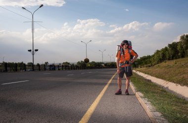 İki sevgili otostop, boş bir işareti ile stand