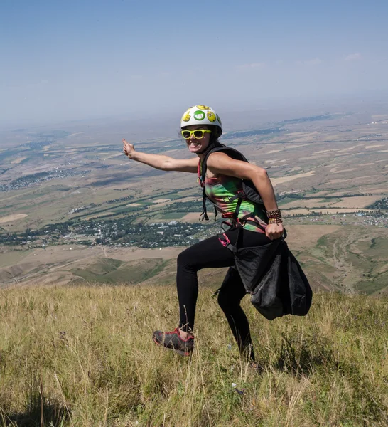 As pessoas vão para o primeiro voo num parapente. — Fotografia de Stock