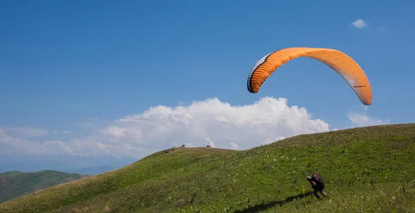 People are going to their first flight on a paraglider — Stock Photo, Image