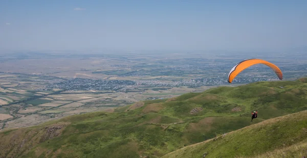 Insanlar Yamaçparaşütü ilk uçuş için gidiyoruz — Stok fotoğraf