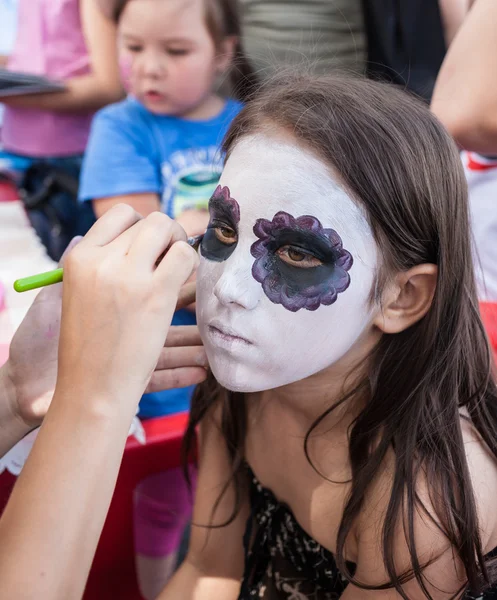 Barn på semester med målade ansikten — Stockfoto