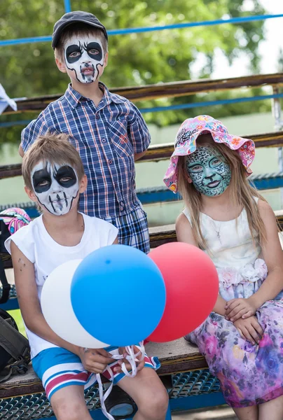 Dzieci na wakacje z pomalowanymi twarzami — Zdjęcie stockowe